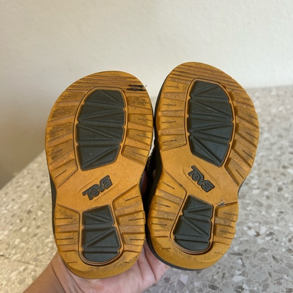 Teva Sandals with Open Toe Design Patch on and off Size 4 - Picture 3 of 9